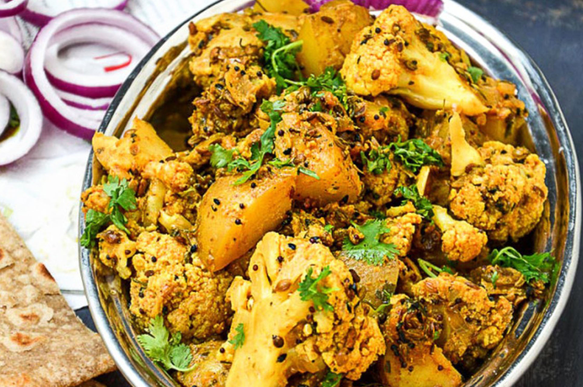 Индийские алу. Алу Гоби. Алу Гоби индийское блюдо. Индийское блюдо с картошкой. Индийское блюдо в капустном листе.